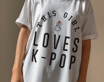 Cette fille aime la Kpop, les t-shirts Kpop, les produits dérivés Kpop
