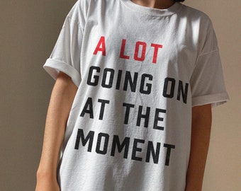 Er gebeurt veel op dit moment T-shirt, concert-T-shirt, trendy grafisch T-shirt