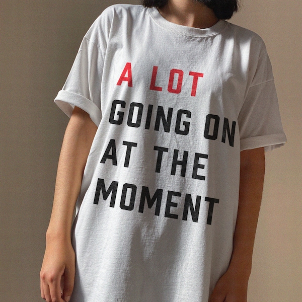 Er gebeurt veel op dit moment T-shirt, concert-T-shirt, trendy grafisch T-shirt