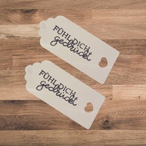 Geschenkanhänger, Geschenkanhänger aus KraftpapierjWeiß mit Herz "fühl dich gedrückt" Geschenkanhänger für Hochzeit, Selbstgemachtes