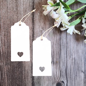 Etichette regalo in carta kraft bianca con un cuore fustellato, etichette di carta, etichette a forma di cuore, etichette per regali per feste, da 10 pezzi