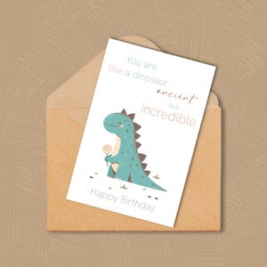 Aussi vieille qu'un dinosaure mais toujours incroyable : une carte d'anniversaire amusante avec une illustration mignonne et originale de dinosaure pour lui ou sa famille