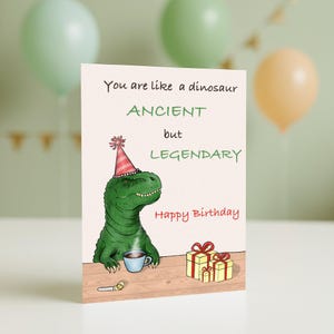 Carte d'anniversaire drôle de dinosaure | Salutation unique mignonne | Parfait pour lui, elle, amis | Blague sur l'âge pour les amateurs de fossiles de vieilles âmes