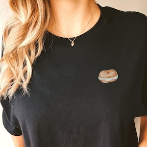 NYC Bagel Unisex T-Shirt, Vintage Retro Comfort Colors Tee, Cute Colorful Shirt, Croissant Pocket Print Small Graphic, Fun Happy Gift Idea