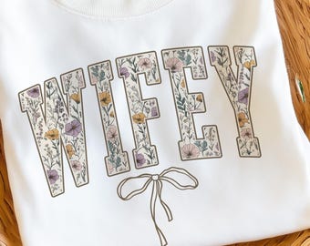 Esposa PNG, Regalos de luna de miel, Sublimación de camisetas de despedida de soltera, Regalo de camiseta floral de novia, Esposa PNG (Descarga digital)