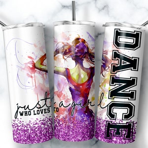 Op de afbeelding: Drie roestvrijstalen bekers met een paarse glitterbodem. Een beker heeft een aquarelillustratie van een danseres met de tekst "just a girl who loves to" en een paarse glitterbodem. Een andere beker heeft een aquarelillustratie van een danseres met een paarse glitterbodem. De derde beker heeft het woord "DANCE" in zwarte tekst met een paarse glitterbodem.