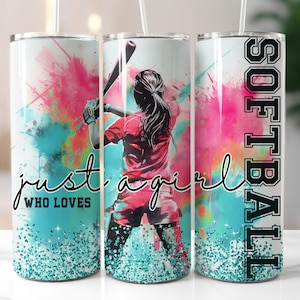Könnte beinhalten: Ein weißer Becher mit einem farbenfrohen Aquarelldesign, das eine Softballspielerin und den Text "just a girl who loves softball" zeigt. Der Becher hat einen türkisfarbenen Glitzerboden.