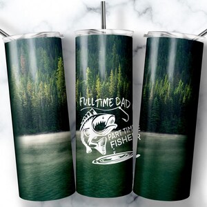 Könnte beinhalten: Ein grüner Edelstahlbecher mit einer weißen Grafik eines Fisches und dem Text "Full Time Dad, Part Time Fisher". Der Becher hat einen Deckel und einen Strohhalm.