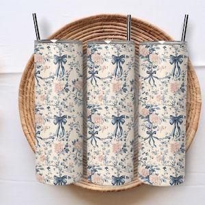 Tumbler con fiocco, blu, chinoiserie, tazza, primavera, coquette, 20 once, sottile, senza cuciture, design a sublimazione, toile de jouy, png, tumbler da addio al nubilato