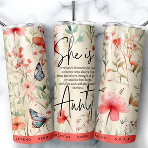 Puede incluir: Un vaso de acero inoxidable con un diseño floral y el texto "She is everyone's favourite person someone who always has time for others. bringer of joy and the best hugs. she's fun and cool and simply the best. Aunty" impreso en él. El vaso tiene un fondo blanco con flores rosas y verdes y mariposas.