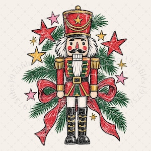 Puede incluir: Una ilustración de estilo vintage de un soldado cascanueces con uniforme rojo y verde con detalles dorados, de pie frente a ramas de pino verdes y un gran lazo rojo. El diseño está rodeado de estrellas rojas, amarillas y rosas.