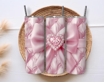 Può includere: Tre bicchieri in acciaio inossidabile rosa con un design trapuntato e un grande fiocco rosa con un cuore gioiello al centro.