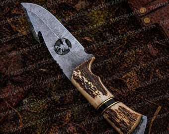 Cuchillo de caza forjado a mano con espiga completa y mango de asta de ciervo — Hoja grabada con un lobo, funda de cuero.