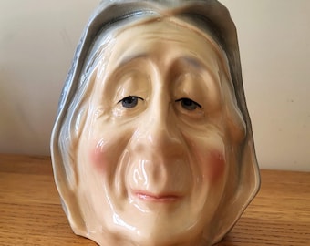 Brocca vintage in ceramica Kingston Pottery con il personaggio "Miss Havisham", ispirata a Dickens di Burslem, Inghilterra.