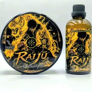 Könnte beinhalten: Ein runder schwarzer Behälter und eine durchsichtige Flasche Aftershave-Lotion, beide mit einer Grafik einer Person, die von gelben Blitzen und einem Tiger umgeben ist. Der Text lautet Raiju, Accept Nothing Less, Hermes Base 2.0 und After Shave Lotion.