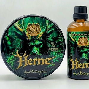Op de afbeelding: Een ronde zwarte container en een doorzichtige fles aftershavelotion, beide voorzien van een groene afbeelding van een gehoornd figuur, de tekst Herne, Hermes Base 2.0, de zin Accept Nothing Less en een gouden embleem met de letters BBS.