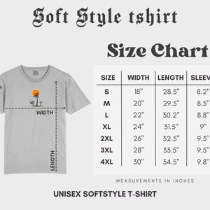 Puede incluir: Camiseta unisex Soft Style gris claro con un gr&aacute;fico de palmera y sol. La imagen incluye una tabla de tallas con medidas en pulgadas para el ancho, largo y largo de la manga. Tambi&eacute;n se muestra el texto "Soft Style tshirt" y "Size Chart".