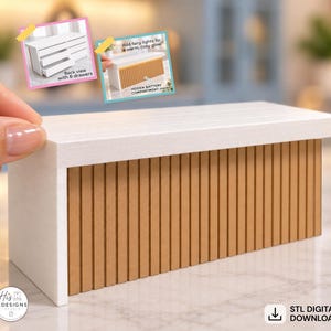 Puede incluir: Un mueble miniatura rectangular blanco con un panel frontal de listones verticales de color marrón claro. La unidad incluye un compartimento oculto para pilas y una vista trasera que muestra seis cajones. Archivo digital STL para impresión 3D.