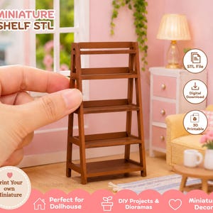 Puede incluir: Una estantería de escalera en miniatura de cuatro niveles de color marrón con un marco cónico. El artículo se presenta como un archivo STL digital para impresión 3D, destinado a casas de muñecas o dioramas. El texto "MINIATURE SHELF STL" es visible.