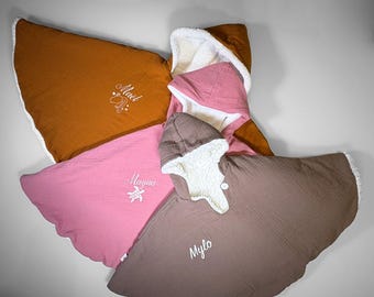Babyponcho/Cape mit gestickter Personalisierung – warm und sicher für Autositze oder Babytragen. 2 Größen: 3–12 Monate und 18–36 Monate