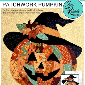 Könnte beinhalten: Ein 16" x 16" digitales Stoff-Collage-Schnittmuster mit dem Titel PATCHWORK PUMPKIN von Sew Relative Crafts. Das Design zeigt einen Kürbis aus verschiedenen orangefarbenen, braunen und türkisfarbenen Blumenstoffen mit einem schwarzen Hexenhut.