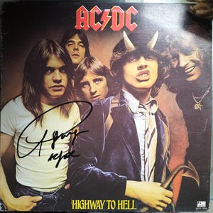AC/DC - Highway To Hell Genuine Autographed by A. Young! with certificate and free update! Extra rare!! 33 Lp Vinyl !