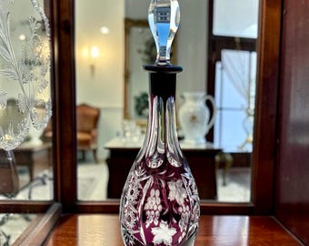 Elegante decantador de cristal Nachtmann® de estilo bohemio, color rojo rubí oscuro/amatista tallado, 39,4 cm (15,5").