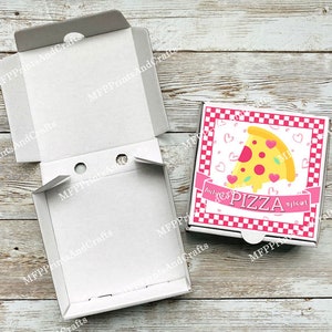 Peut inclure: Une boîte à pizza blanche avec un couvercle à carreaux rose et blanc. Le couvercle a une bannière rose avec les mots "You're my pizza my heart" et une part de pizza en dessin animé avec des garnitures rouges et jaunes.