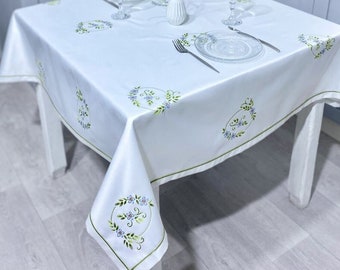 Nappe de Pâques brodée. Ensemble de linge de table de Pâques. Nappe à broder avec des oeufs de Pâques, décoration d'intérieur. Cadeau de Pâques