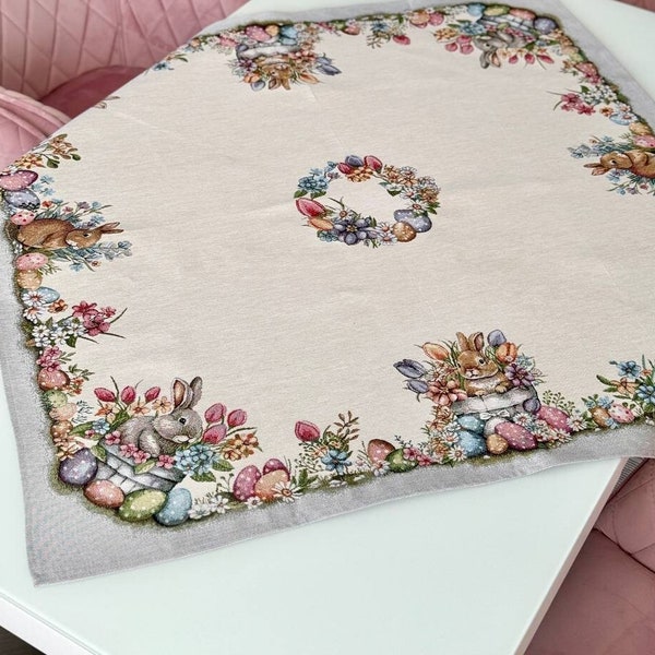 Centre de table de Pâques avec des œufs de Pâques, des fleurs et un lapin. Tissu de tapisserie. Petite nappe de Pâques. Linge de table de Pâques