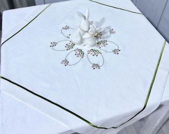 Broderad påskduk, 100% linne, ukrainsk dekor