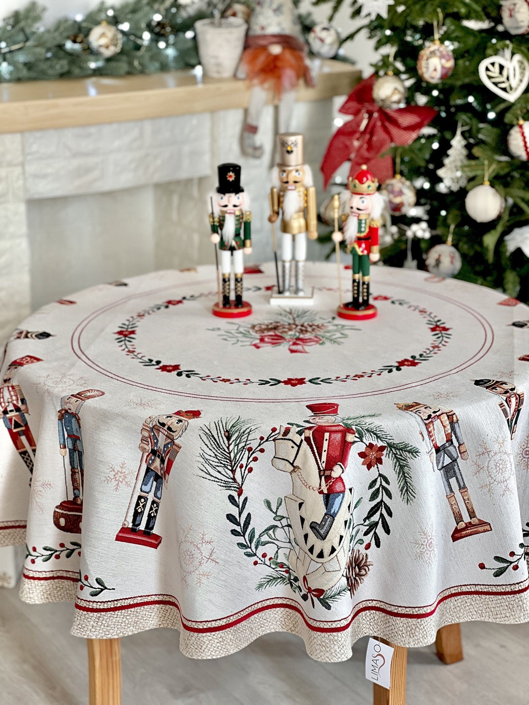 Christmas Hamlet Table Topper NCU0NTV074