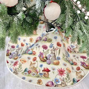 Påskgranskjol: Gobelängtyg med kanin- och blomstermönster