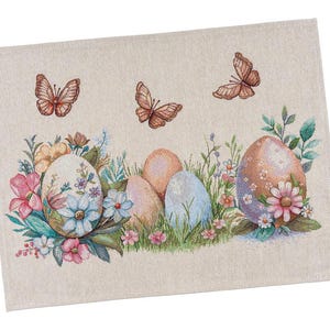 Peut inclure: Un set de table rectangulaire beige sur le thème de Pâques. Il présente trois papillons bruns au-dessus d'un groupe d'œufs de Pâques décorés, de fleurs et de verdure. Les œufs sont dans des tons de rose, de bleu et de marron, avec des motifs floraux.