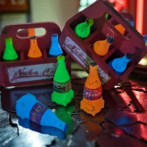 6x Mini Nuka-Cola Flaschen im Kasten – Leuchten im Dunkeln – Fallout Deko & Spielzubehör