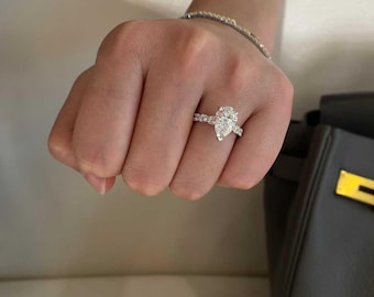 Pear-Shaped Diamond 2ct E VS IGI, Quilted 18K Gold Statement Ring