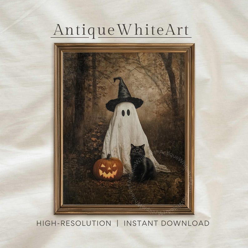 Puede incluir: Una impresi&oacute;n enmarcada con tem&aacute;tica de Halloween que presenta un fantasma con un sombrero de bruja, una calabaza tallada y un gato negro. La obra de arte tiene una est&eacute;tica vintage con el texto "Antique White Art" en la parte superior y "HIGH-RESOLUTION | INSTANT DOWNLOAD" en la parte inferior.