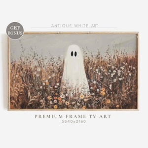 以下が含まれることがあります： 白い幽霊が、白、黄色、茶色の花が混ざった野花畑に立っています。背景は薄い青色の空です。画像は木製の額縁に入っています。
