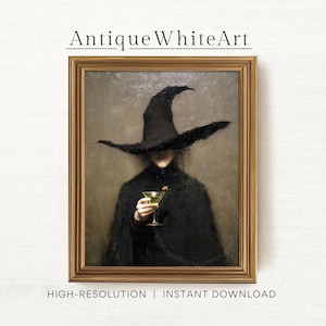 Könnte beinhalten: Ein gerahmter Kunstdruck mit dem Titel Antique White Art, der ein Gemälde einer Figur mit einem großen schwarzen spitzen Hut und einem schwarzen Umhang zeigt, die ein Martiniglas mit einer grünen Olive vor einem grauen Hintergrund hält.