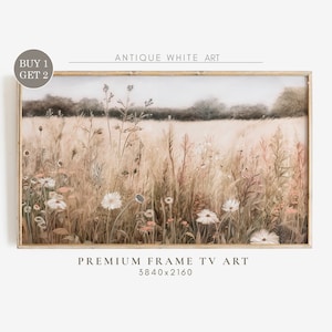 Op de afbeelding: Een ingelijst aquarel schilderij van een veld met wilde bloemen in tinten van bruin, roze en wit. Het schilderij heeft een zachte, dromerige uitstraling en is perfect om een vleugje natuur aan elke kamer toe te voegen. De lijst is antiek wit en heeft een eenvoudig, elegant ontwerp. Het schilderij is 3840x2160 pixels.