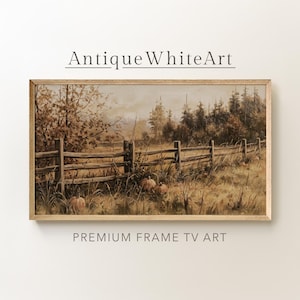 Op de afbeelding: Een rechthoekig landschapsschilderij in een lichthouten lijst met een rustiek houten hek dat door een veld loopt met pompoenen op de voorgrond en een bos op de achtergrond. De tekst AntiqueWhiteArt en PREMIUM FRAME TV ART is zichtbaar.