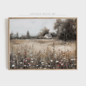 Könnte beinhalten: Ein Gemälde, das ein weißes Bauernhaus auf einem Feld voller Wildblumen zeigt. Das Haus ist von Bäumen umgeben und der Himmel ist in einem sanften Grau gehalten. Das Gemälde ist in einem hellen Holzrahmen gerahmt.