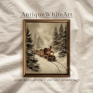 Puede incluir: Obra de arte enmarcada que representa un tren antiguo viajando por un bosque nevado. El tren es marrón con un faro rojo, y la escena está rodeada de abetos cubiertos de nieve. El texto "Antique White Art" está en la parte superior.
