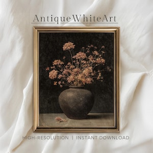 Könnte beinhalten: Ein gerahmter Vintage-Kunstdruck mit einer dunklen Vase voller getrockneter Blumen. Das Kunstwerk hat einen dunklen Hintergrund und ist in einem goldfarbenen Rahmen gerahmt. Der Text "Antique White Art" befindet sich oben im Bild.