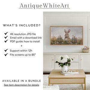 Op de afbeelding: Een digitale download van een JPG-bestand met een resolutie van 4K met een schilderij van een bruin konijn dat in een veld met wilde bloemen zit. De afbeelding is ingelijst en hangt aan een muur in een woonkamer. De tekst "Antique WhiteArt" wordt bovenaan de afbeelding weergegeven. De tekst "WHAT'S INCLUDED?" wordt aan de linkerkant van de afbeelding weergegeven. De tekst "AVAILABLE IN A BUNDLE" wordt onderaan de afbeelding weergegeven. De tekst "See item description for details" wordt onder de tekst "AVAILABLE IN A BUNDLE" weergegeven.