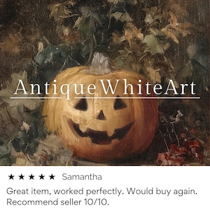 Puede incluir: Pintura al &oacute;leo de una calabaza tallada con una cara sonriente, sobre un fondo de follaje oto&ntilde;al. El texto "Antique WhiteArt" se muestra encima de la calabaza. La obra evoca el tema de Halloween.
