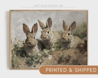 Puede incluir: Una pintura vintage de tres conejos marrones sentados en un campo de follaje verde. Los conejos miran al espectador con las orejas levantadas. La pintura está realizada en un estilo realista y tiene una paleta de colores suave y tenue.