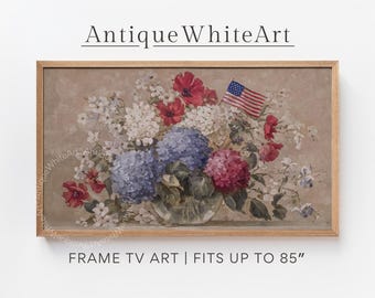 Può includere: Dipinto floreale con cornice raffigurante un bouquet di fiori rossi, bianchi e blu, tra cui ortensie e una bandiera americana. L'opera è intitolata "Antique White Art" ed è progettata per una TV con cornice, fino a 216 cm.