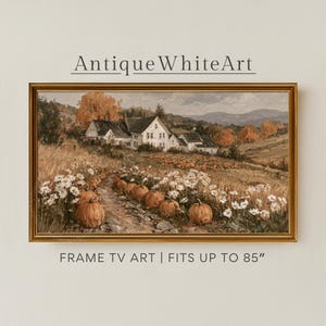Può includere: Un dipinto paesaggistico rettangolare in una cornice dorata che raffigura una fattoria bianca, un campo di zucche e fiori bianchi. Il testo sopra recita AntiqueWhiteArt e il testo sotto FRAME TV ART | FITS UP TO 85 inches.
