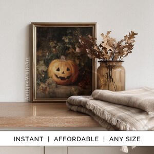 Puede incluir: Una impresi&oacute;n enmarcada de estilo vintage con una calabaza tallada con una cara sonriente, sobre un fondo oscuro y frondoso. La impresi&oacute;n est&aacute; en un marco dorado, con el texto "Antique White Art" visible. Las palabras "INSTANT | AFFORDABLE | ANY SIZE" est&aacute;n en la parte inferior.